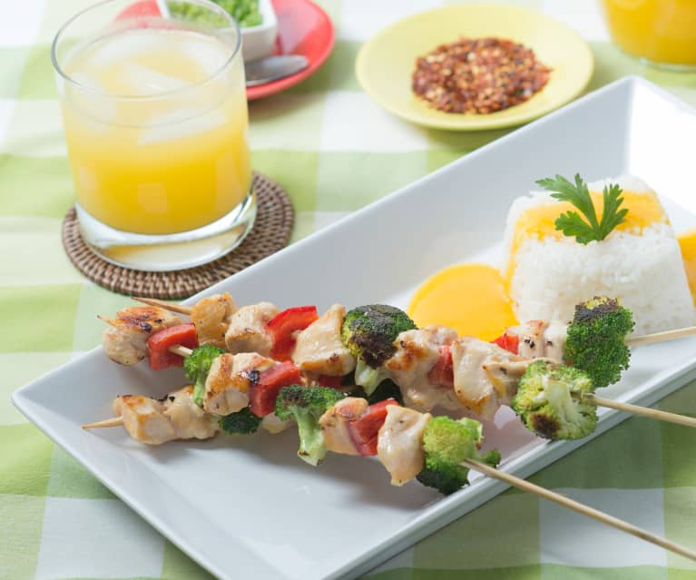 Brochetas de pollo con arroz y salsa de mango