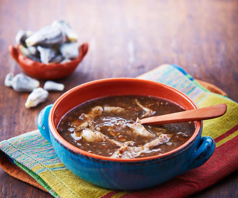 Sopa de hongos con huitlacoche