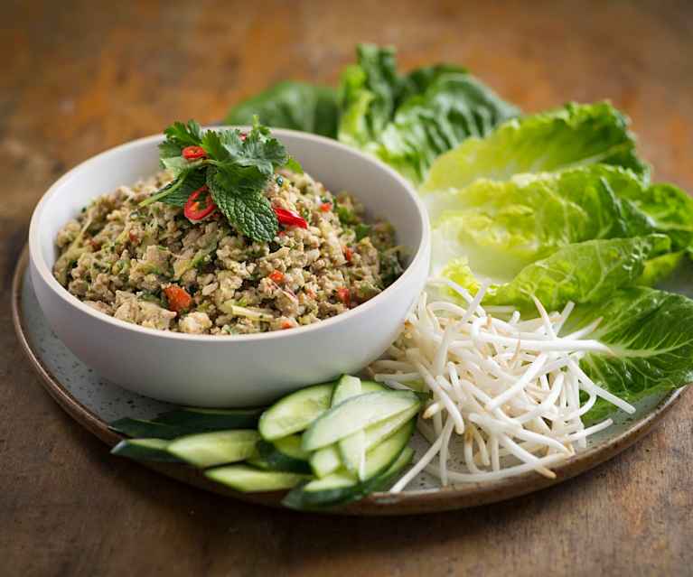 Salad of minced chicken, herb and roasted rice