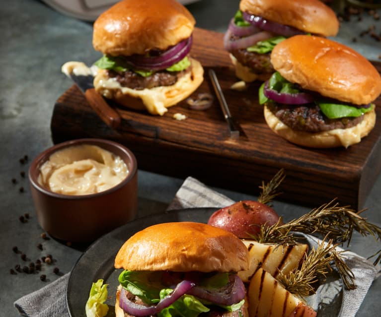 Burger sur le gril, pommes de terre rouges et mayonnaise à l'ail