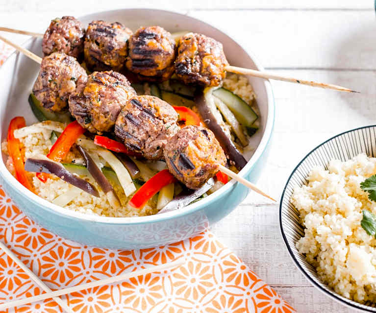 Brochettes de bœuf épicé aux légumes du soleil et boulgour