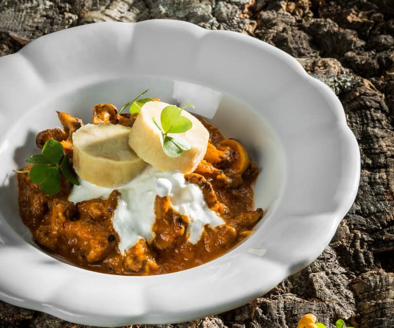 Schwammerlgulasch mit Serviettenknödel