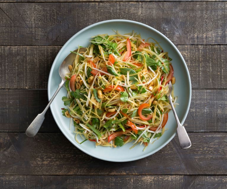 Som tum (Thai green papaya salad)