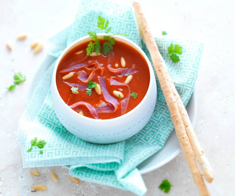 Soupe de tomate aux copeaux de jambon de Bayonne