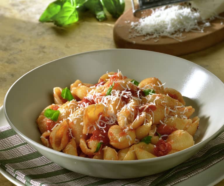 Pastaschelpen met verse tomatensaus en geitenkaas