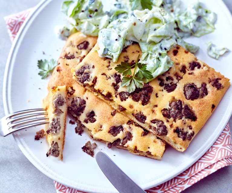 Hackfleischpfannkuchen mit Salat