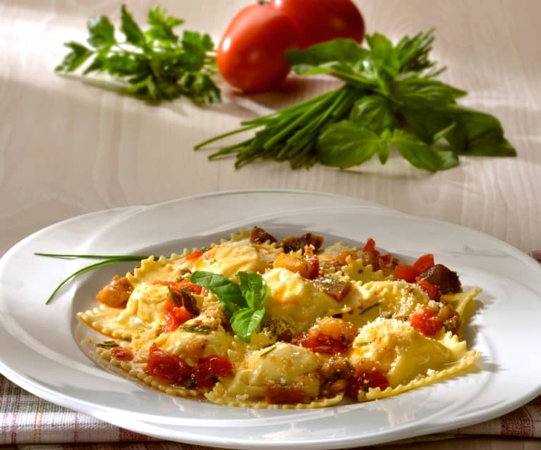 Ravioli di ricotta con sugo di melanzane