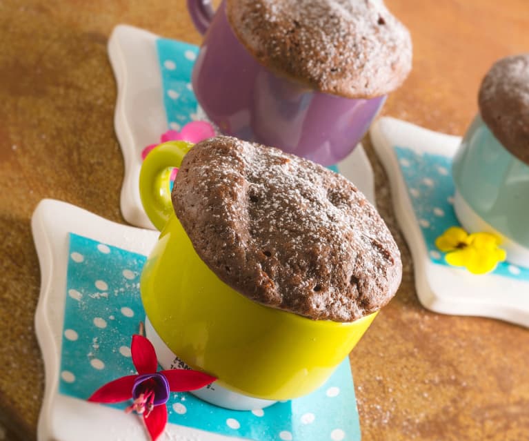 Pastel de chocolate en taza