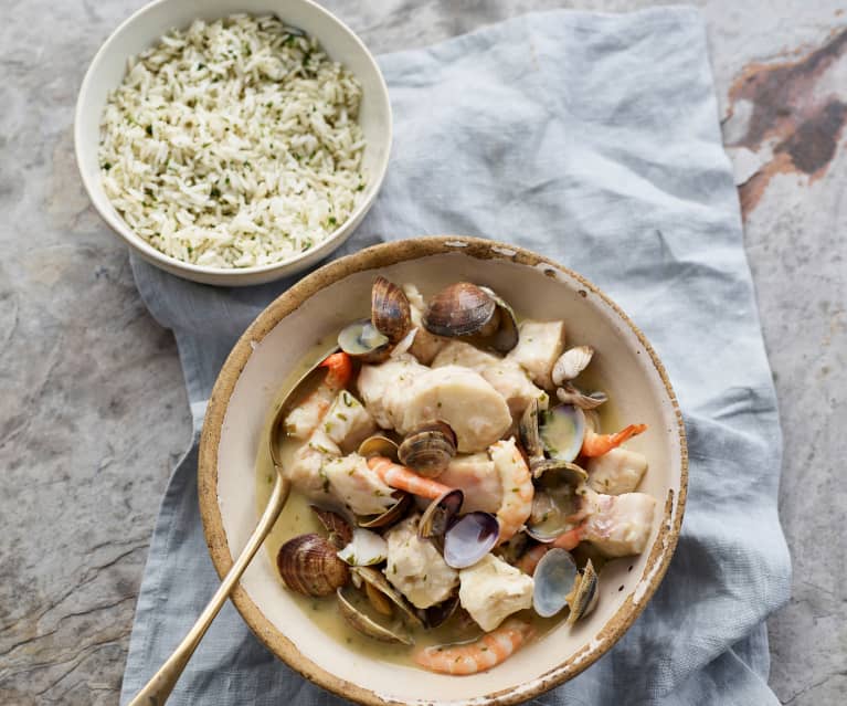 Amêijoas com pescada, camarão e molho de coentros