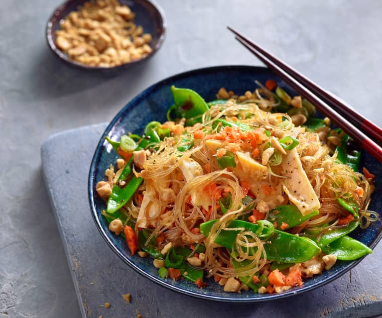 Glasnudelsalat mit Omelettestreifen