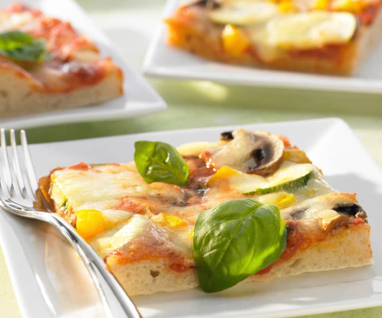 Pizza für 2 Bleche mit Grundsauce und Käse als Belag Pizza für 2 Bleche mit Grundsauce und Käse als Belag