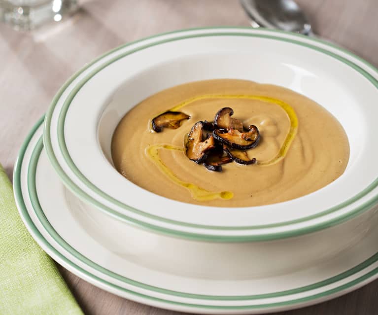 Crema de garbanzos con puerro y setas