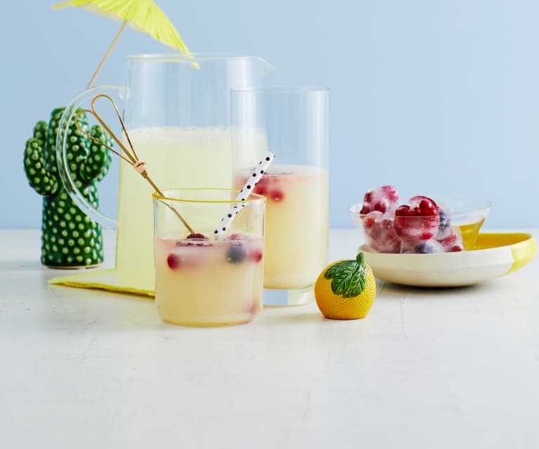 Limonade mit Frucht-Eiswürfeln