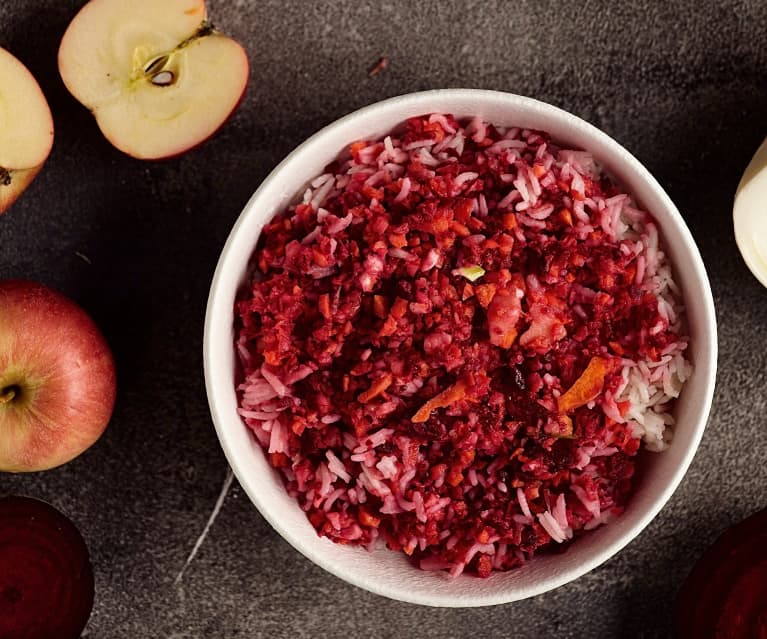 Insalata di riso basmati con frutta e verdura