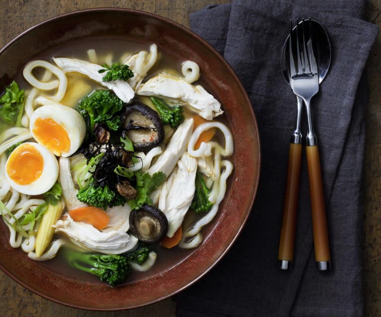 Soupe asiatique au poulet et aux nouilles