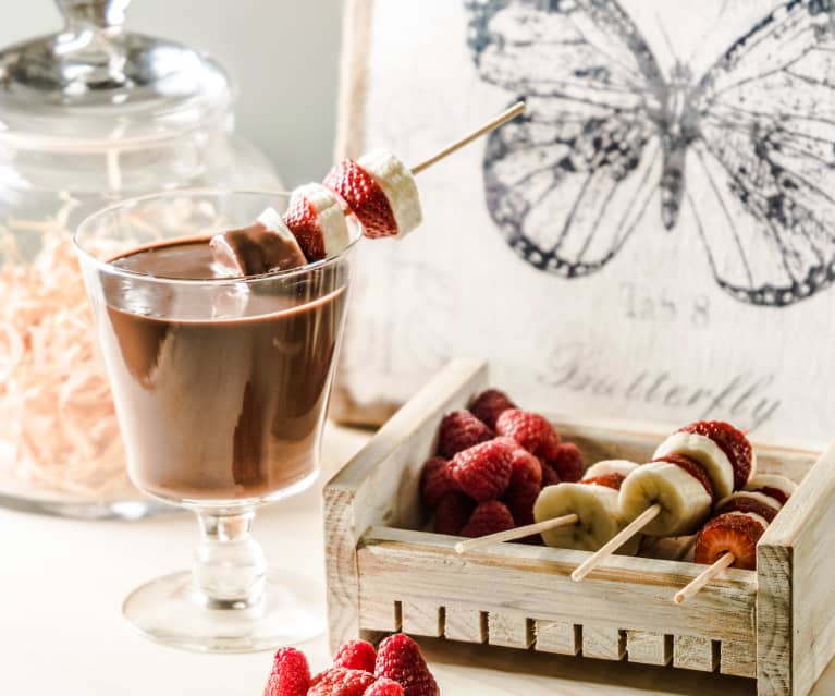 Fondue de chocolate con frutas y galletas