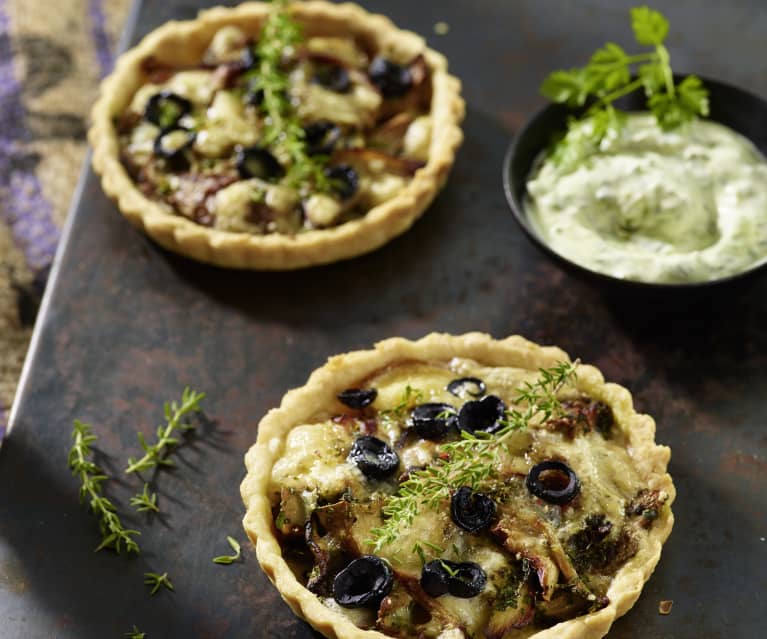 Steinpilz-Tartelettes mit Fontina und Kerbel-Crème-fraîche-Dip