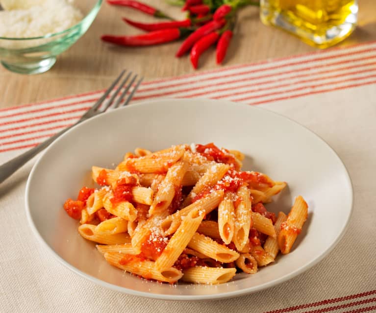 pene alla arrabbiata, italiano rosso salsa pasta servito su un' tavolo nel  un' piatto con fresco grattugiare di parmigiano 27487353 Stock Photo su  Vecteezy