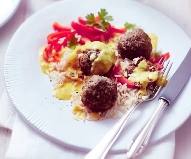 Fleischbällchen mit Reis, Paprika und Apfel-Curry-Sauce