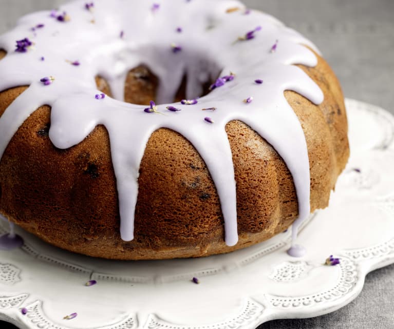 Premium Photo | Beautiful lavender cake with toping flower