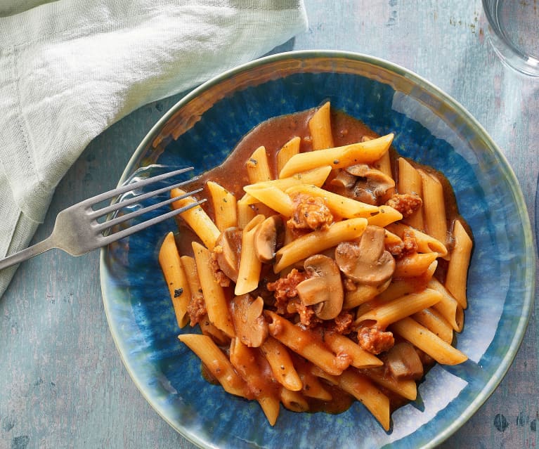 Penne com molho de tomate e chouriço