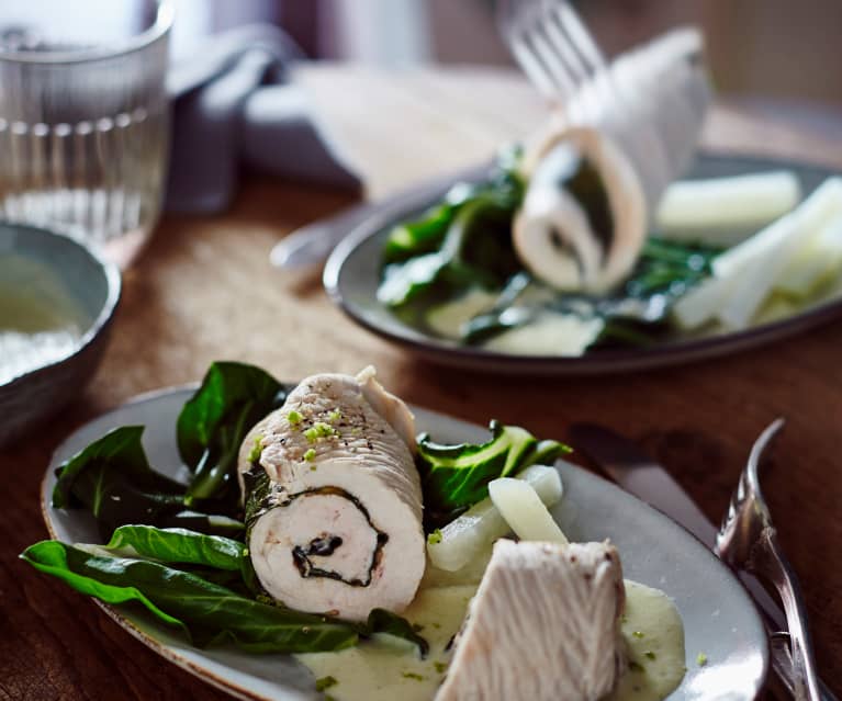 Putenrouladen mit Ricotta-Tomaten-Füllung und Gemüse