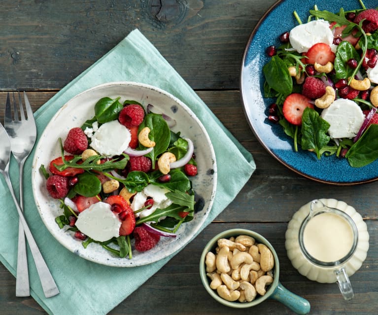 Ensalada con queso de cabra y aderezo de nuez de la india