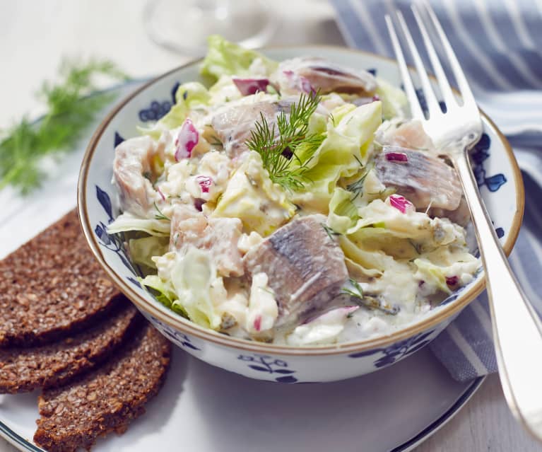 Matjes-Apfel-Ragout mit Eisbergsalat