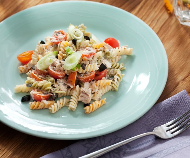 Ensalada de pasta, atún y tomates cherry