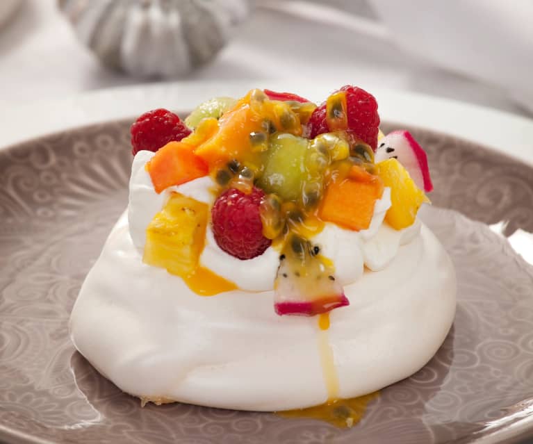 Pavlova de frutas tropicales