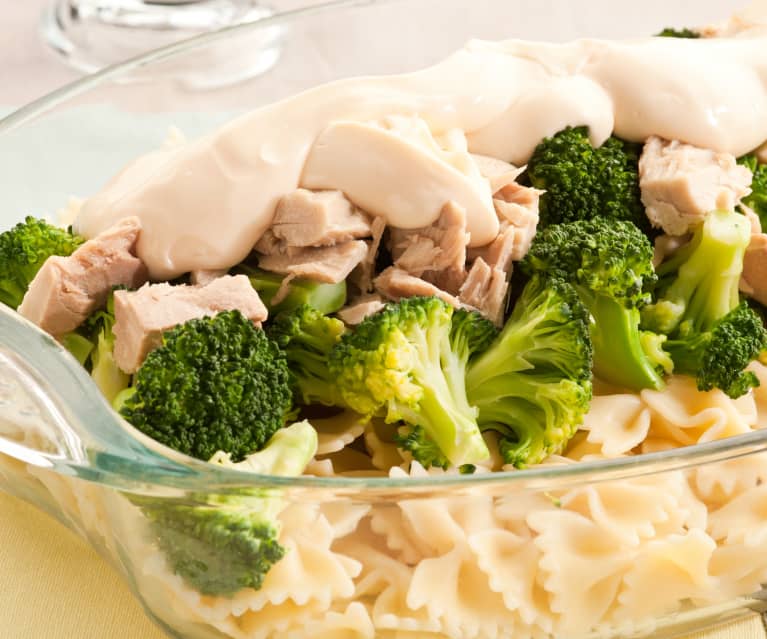 Brócoli con pasta, atún y mayonesa