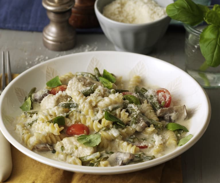 Pâtes au poulet, champignons et haricots verts