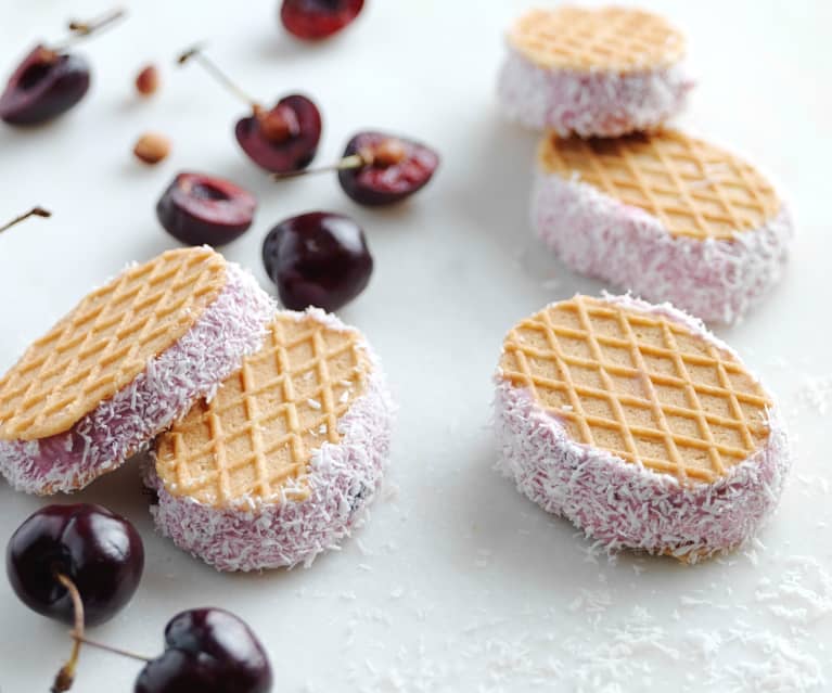 Sanduíches com gelado de iogurte, coco e cereja