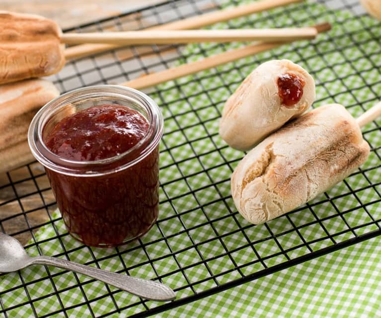 Espetadas de pão doce com recheio de morango