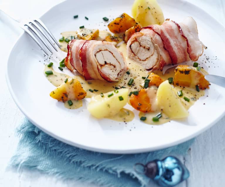 Puten-Speck-Rouladen mit Kartoffeln und Zwiebel-Senf-Sauce