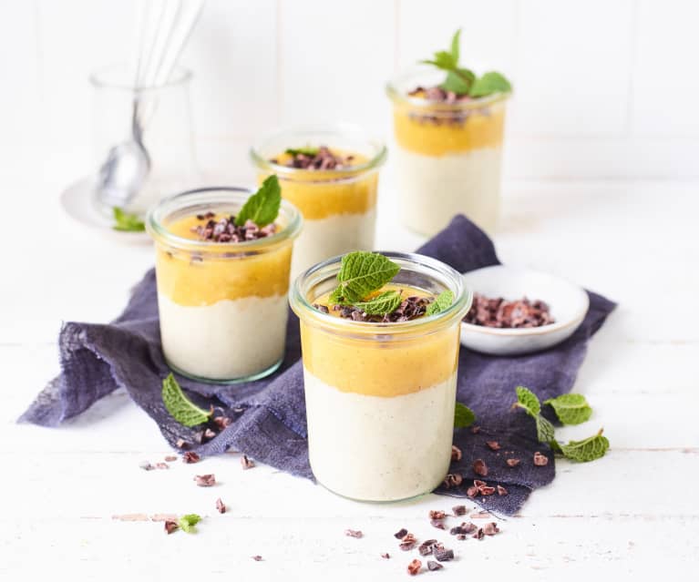 Witte chocoladecreme met mangosaus (vegan)