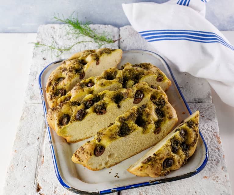 Kräuter-Knoblauch-Focaccia mit Oliven