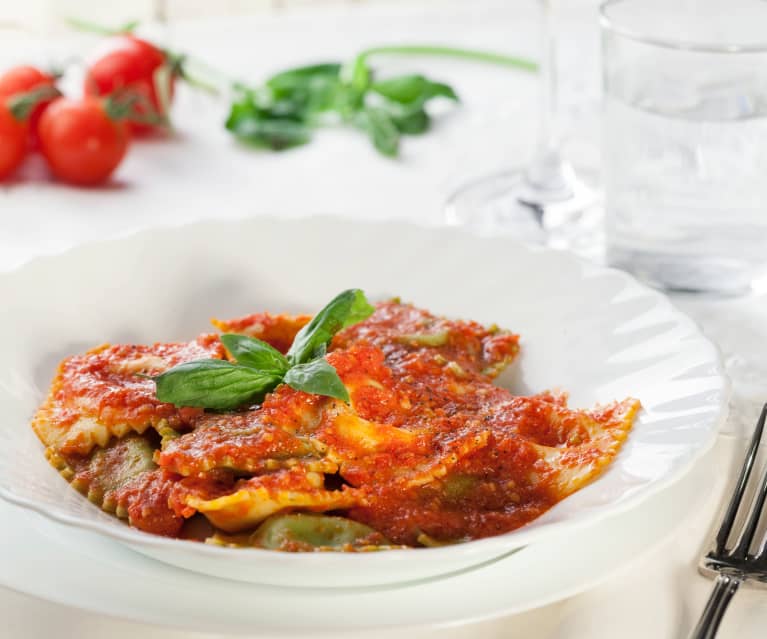 Ravioli alla cernia con sugo di pomodoro al basilico