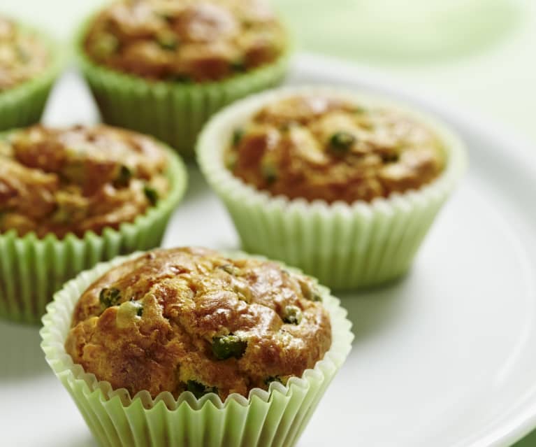 Käsemuffins mit Gemüse und Haselnüssen