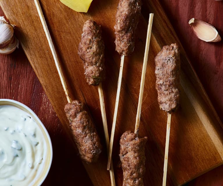 Mini kebab e patate con salsa yogurt alla menta