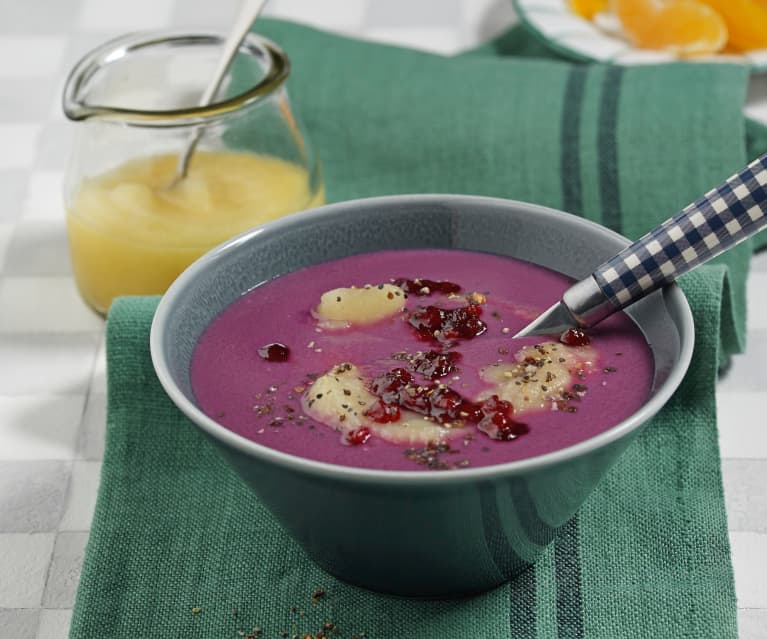 Rotkraut-Orangensuppe mit Apfelmus und Preiselbeeren