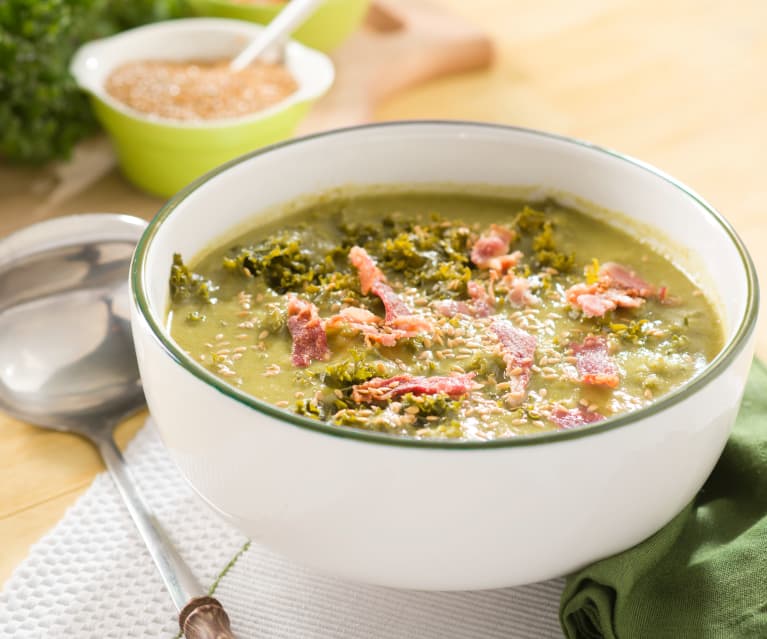 Sopa de kale con crujiente de beicon