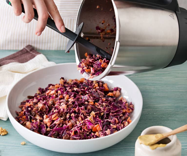 Ensalada de repollo, manzana y zanahorias con pasas