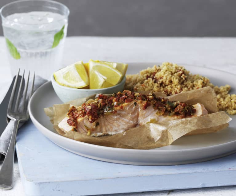 Salmone al cartoccio e cous cous con pomodori secchi