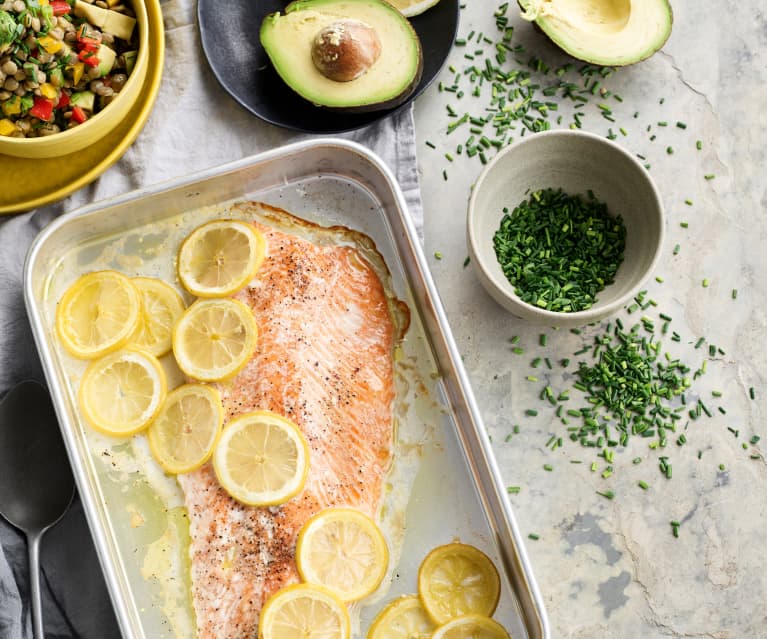 Salmão com salada de lentilhas, pimentos e abacate