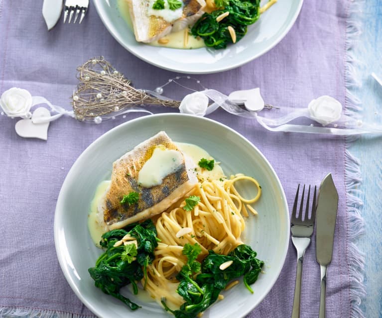 Candát se špenátem, linguine a omáčkou beurre blanc