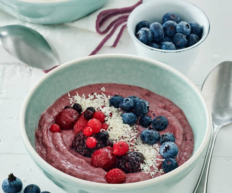 Smoothie Bowl mit Beeren