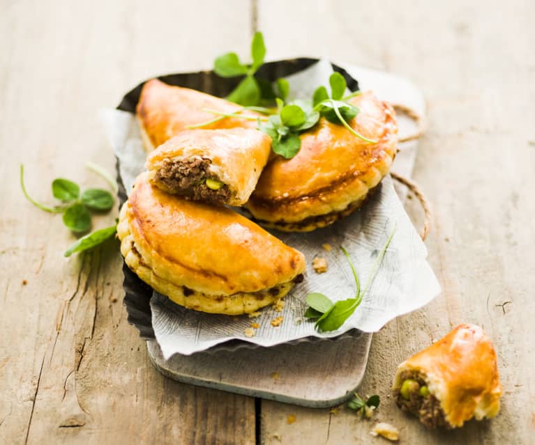 Chaussons au bœuf, petits pois et oignons nouveaux