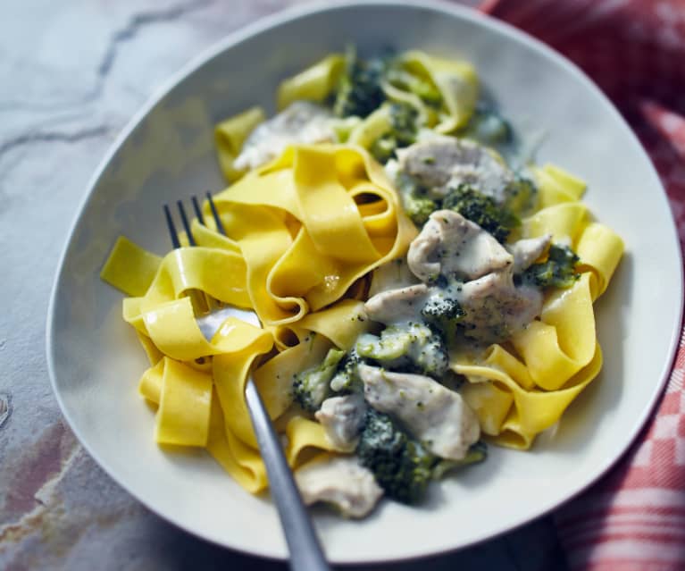 Brokkoli-Gorgonzola-Sauce mit Hähnchen