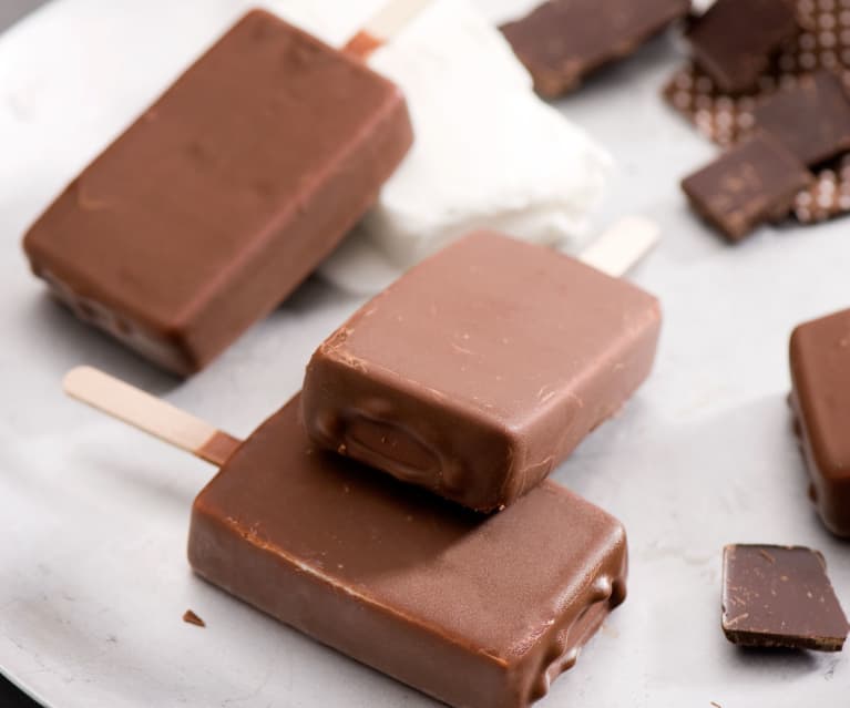 Klasyczne lody śmietankowe w polewie czekoladowej